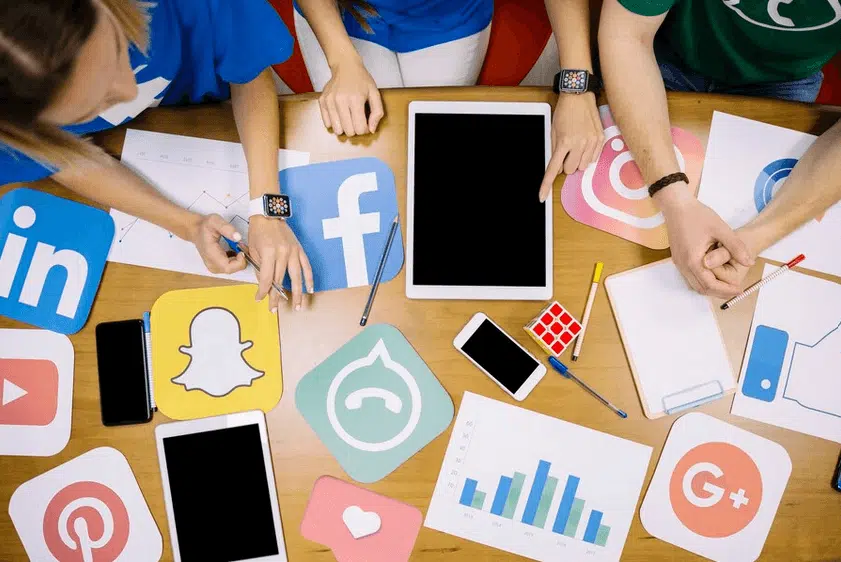 Agence de com&rsquo; – le travail de community manager