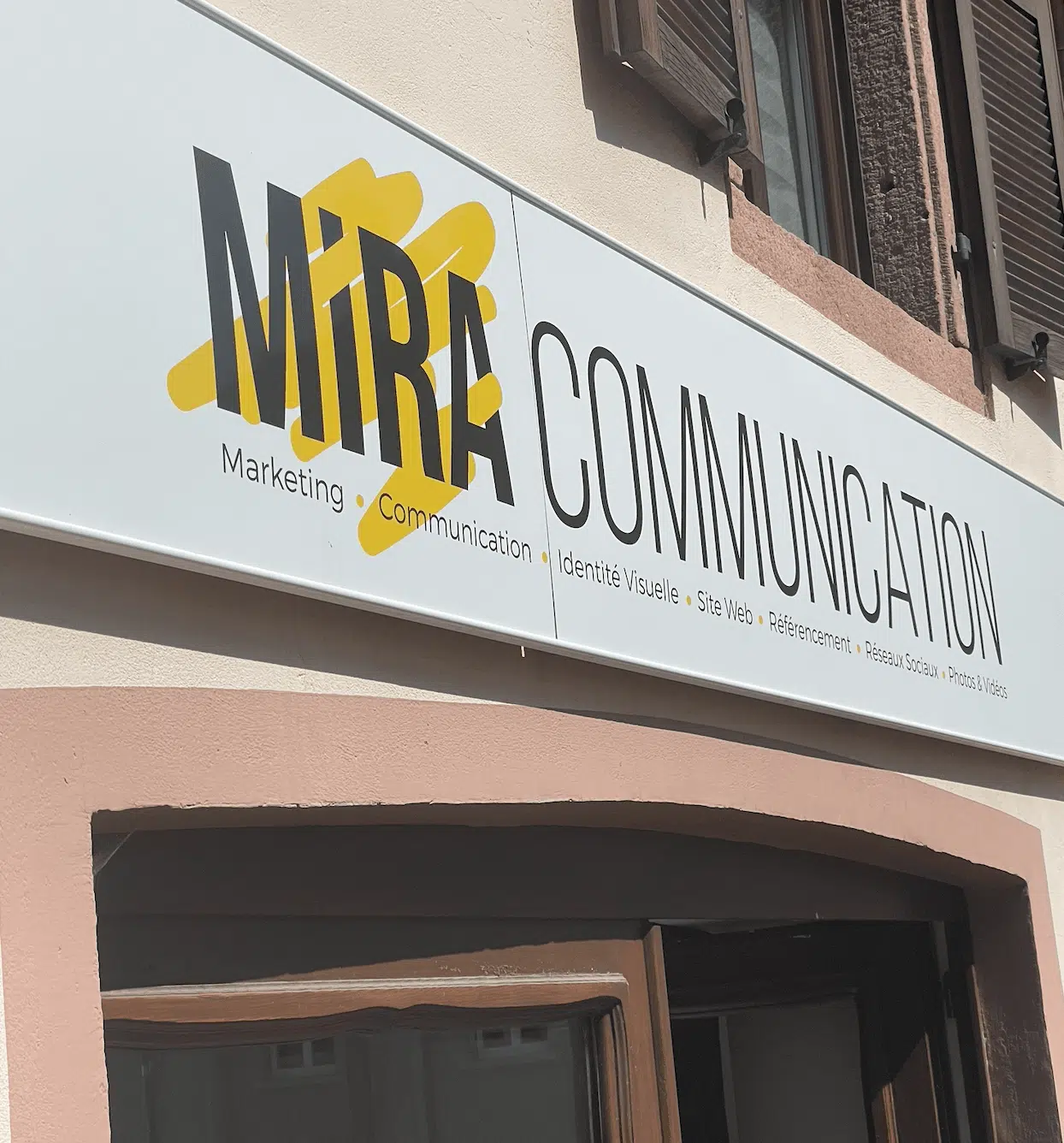 Enseigne et devant des locaux de l'agence web mira communication à Guebwiller